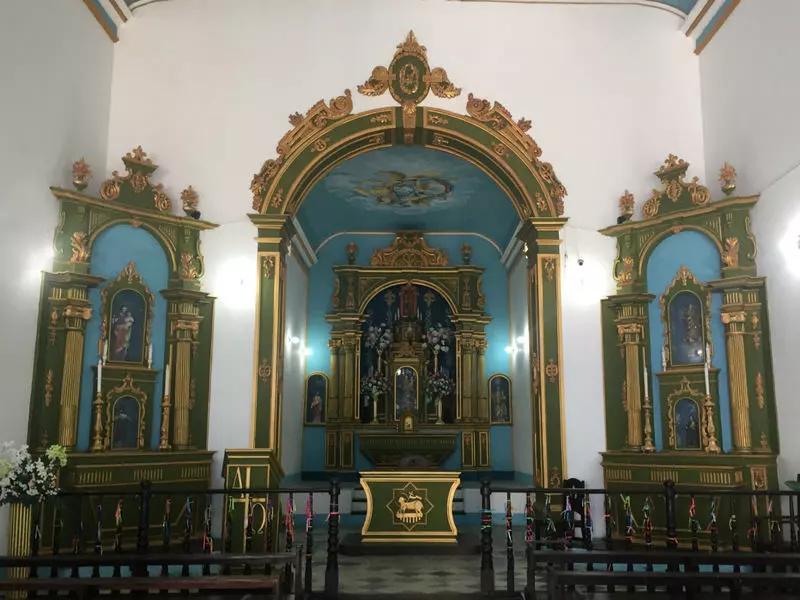 Interior bem trabalhado e  restaurado da igreja de Nossa Senhora da Luz em  morro de são paulo na Bahia
