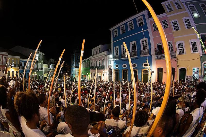 Milhares de pessoas durante a noite entre os prédios coloridos de arquitetura colonial do Pelourinho em Salvador, capital da Bahia.
