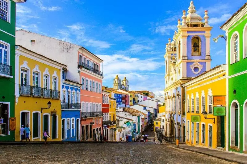 Prédios coloridos de arquitetura colonial sobre rua de pedras antigas do Pelourinho em Salvador, capital da Bahia