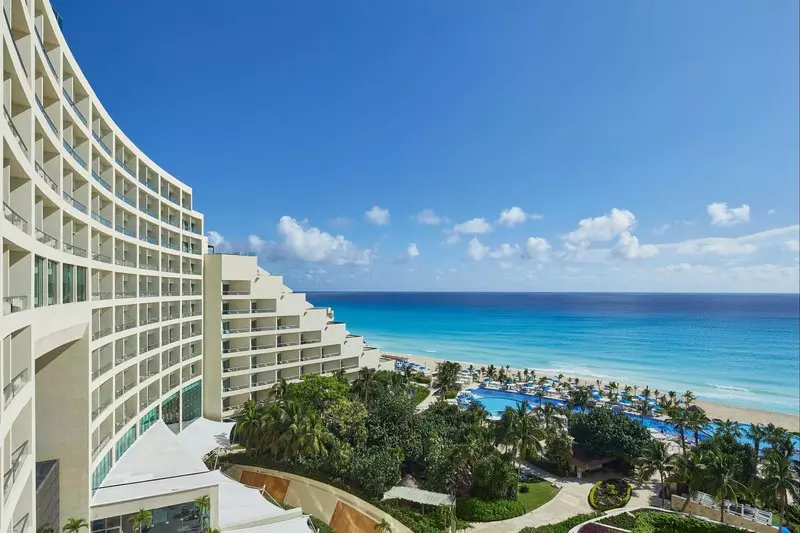 Faixa com os quartos de frente para o mar azul do caribe, do Live Acqua beach Resort Cancún, all inclusive