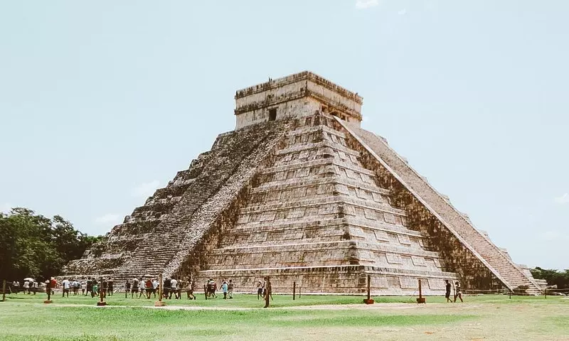 Pirâmide Maia  com pessoas caminhando em volta em Cancún, all inclusive