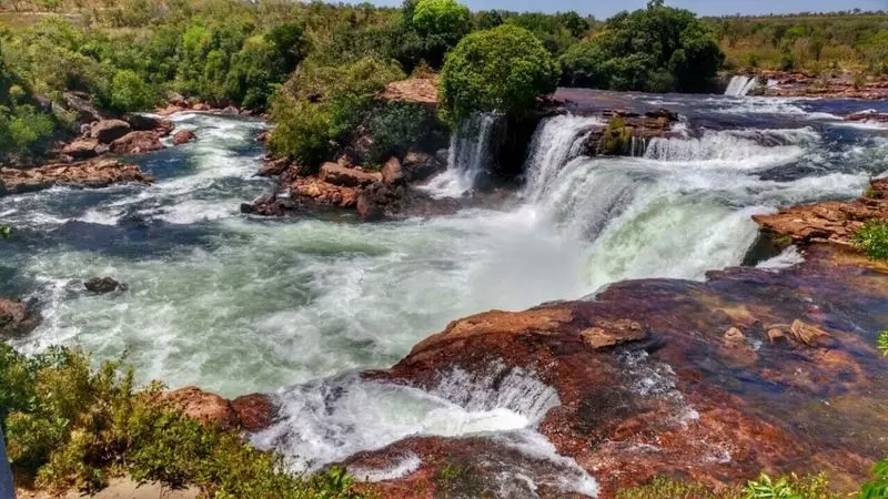 Cachoeiras com diversas quedas d'água cercadas por natureza virgem no parque estadual do Jalapão