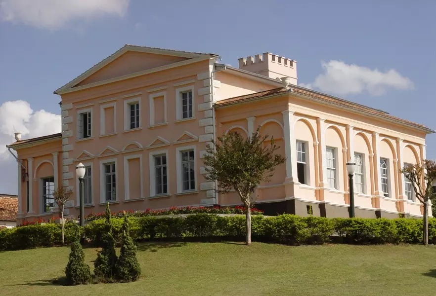 Prédio do Museu Histórico Municipal Dr. Felippe Maria Wolf em São Bento do Sul, com arquitetura do começo do século XX pintado de um tom de rosa claro.