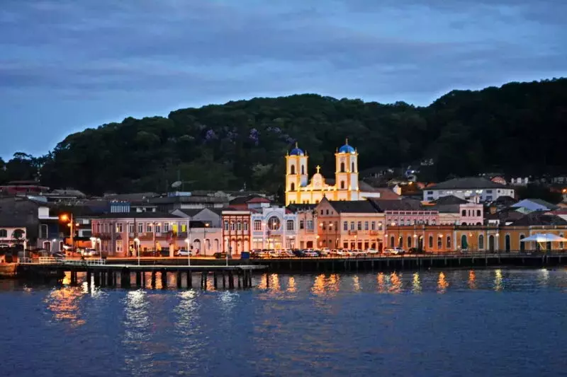 São Francisco do Sul, centro histórico, visto de longe, a noite, com seu porto e casas em estilo colonial, se destaca entre as casas a igreja local.