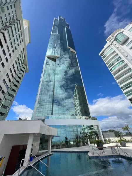 prédio mais alto do brasil, enorme prédio de fachada espelhada visto de baixo para cima.