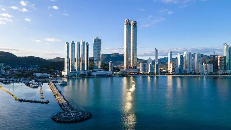 Paisagem costeira com alguns dos prédio mais alto do brasil.