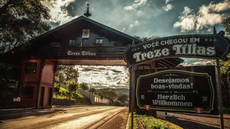 Portal de entrada da cidade de Treze Tílias , com sua placa de 'bem vindos'.