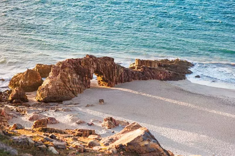 As praias mais bonitas do brasil. Litoral de areia amareladas, com rochas que chegam até o mar azulado.
