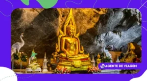 A caverna com templo dourado na Tailândia