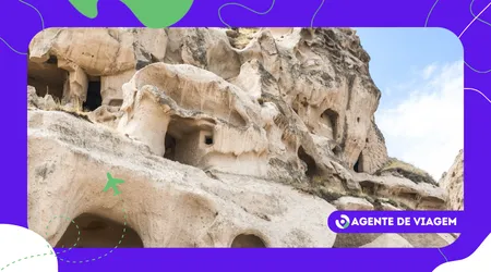 cidade no deserto construída em rocha